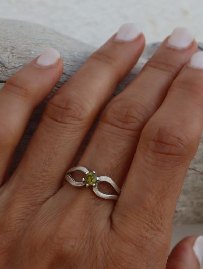 Sterling Silver Ring with round Peridot